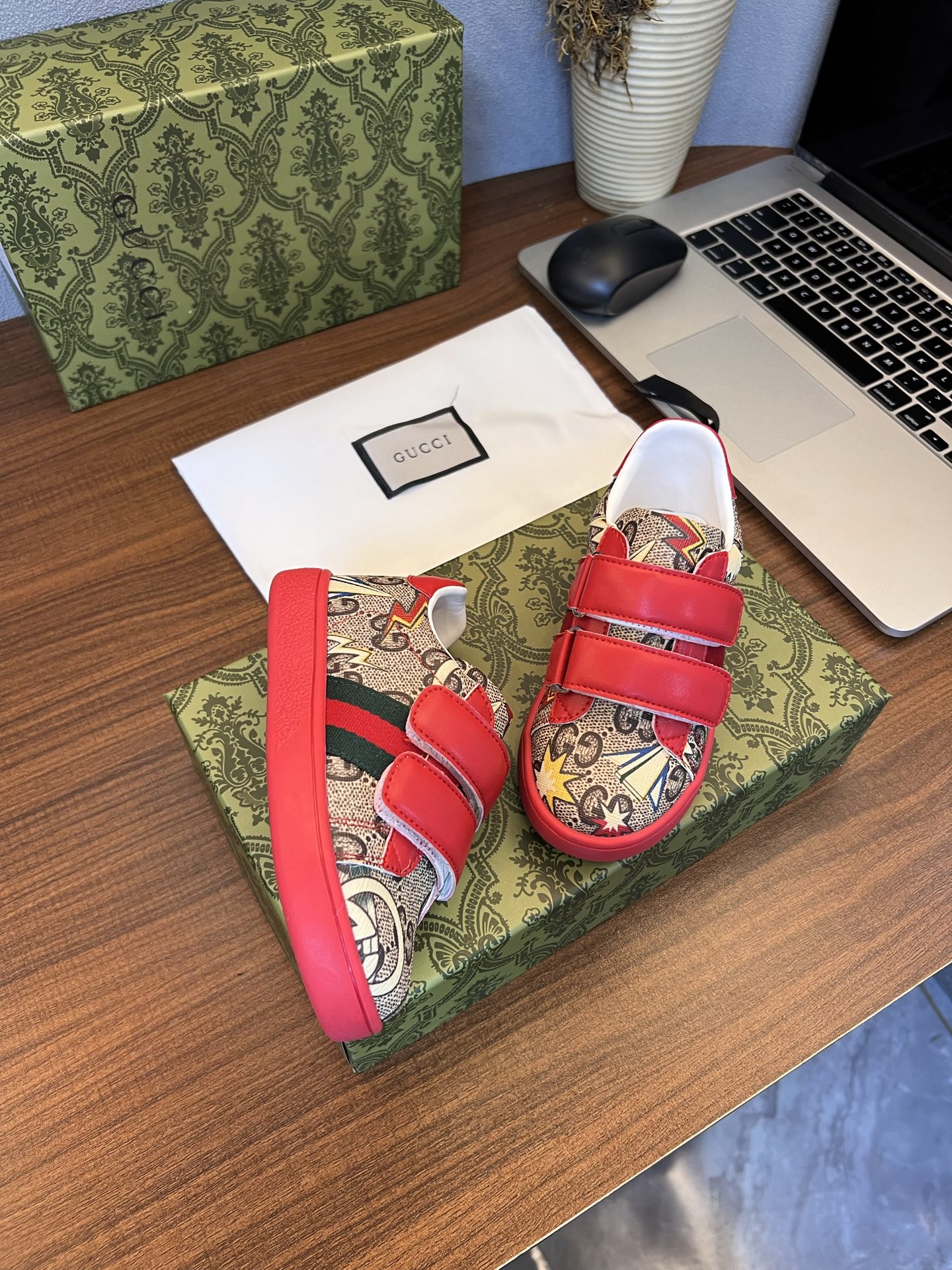 Children's shoes child